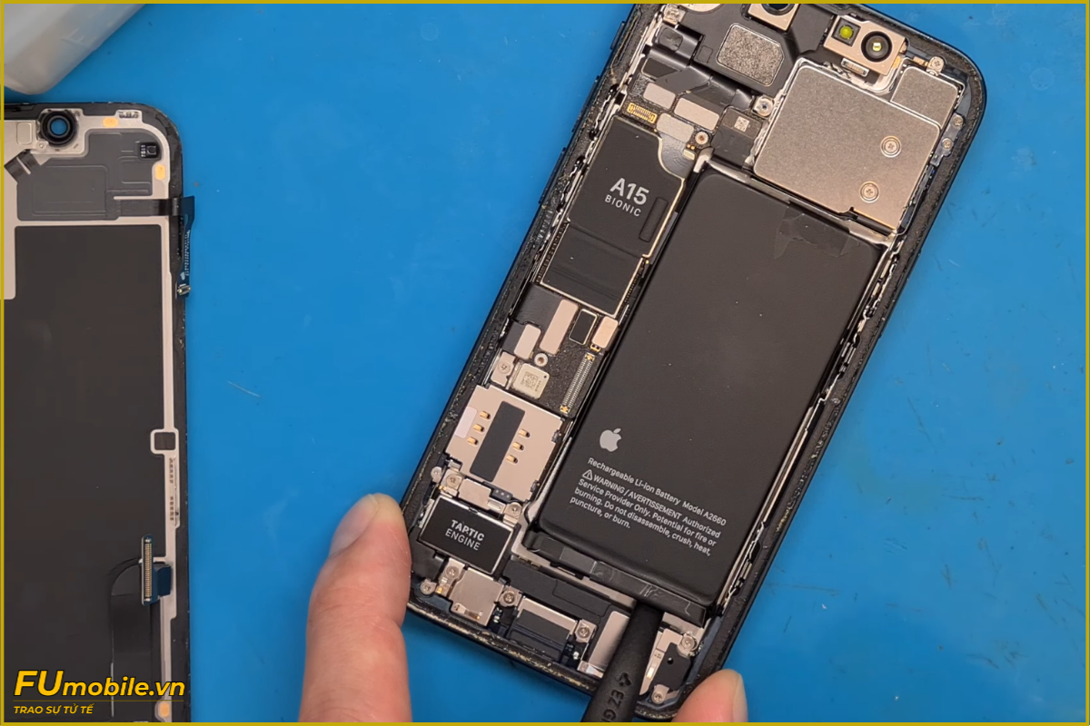 iPhone 13 pin chai, xài nóng máy cần thay mới