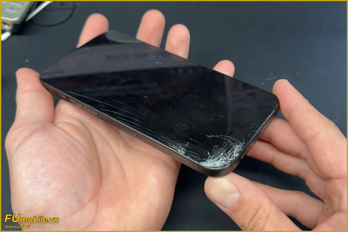 iPhone 15 Pro rơi bể màn hình cần thay mới