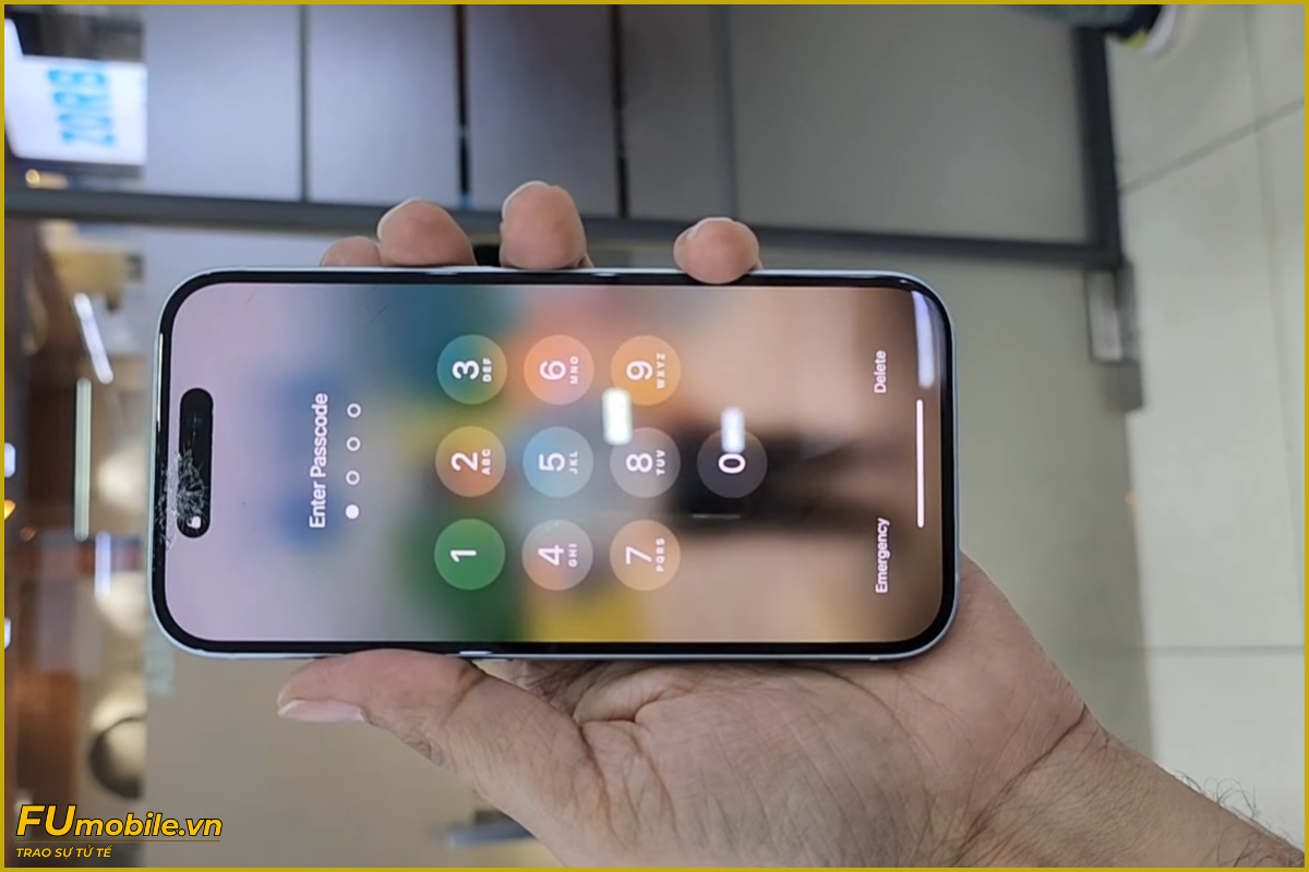 iPhone 15 vỡ mặt kính màn hình cần thay mới