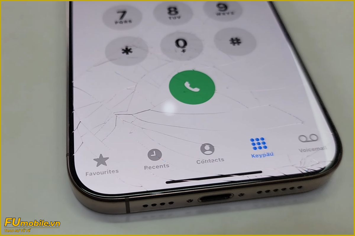 iPhone 16 Pro nứt vỡ mặt kính cần thay mới