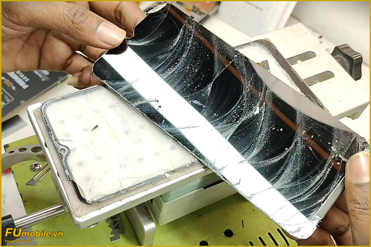 Quy trình ép kính Realme Note 60 chuyên nghiệp