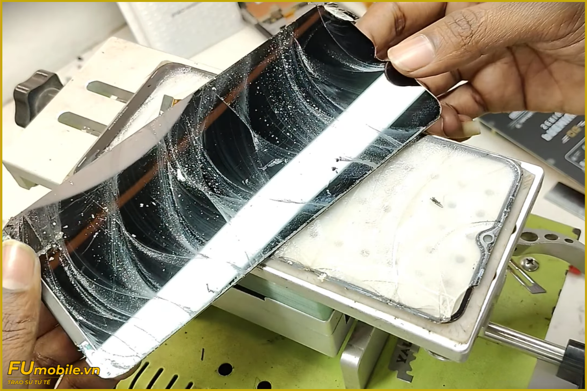 Quy trình ép kính Realme Note 60X chuyên nghiệp