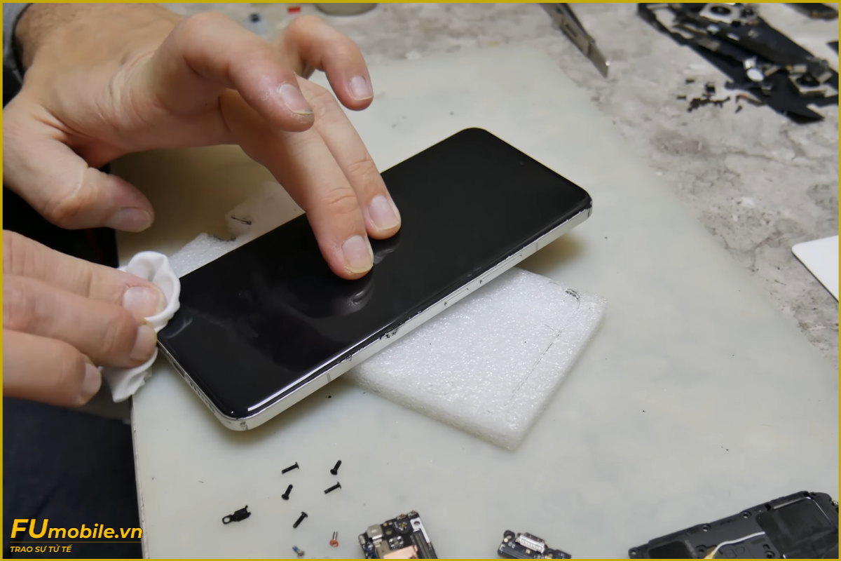 Quy trình ép kính Xiaomi 14 Ultra