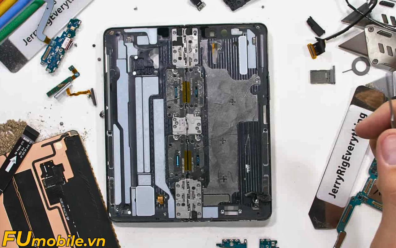 Quy trình sửa chữa Z Fold 4 tại FUmobile