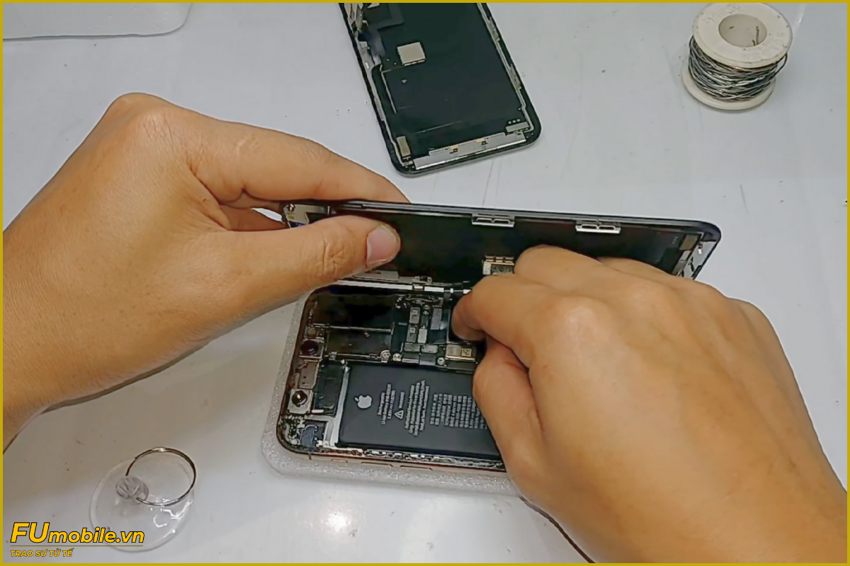 Quy trình thay màn hình iPhone 11 Pro