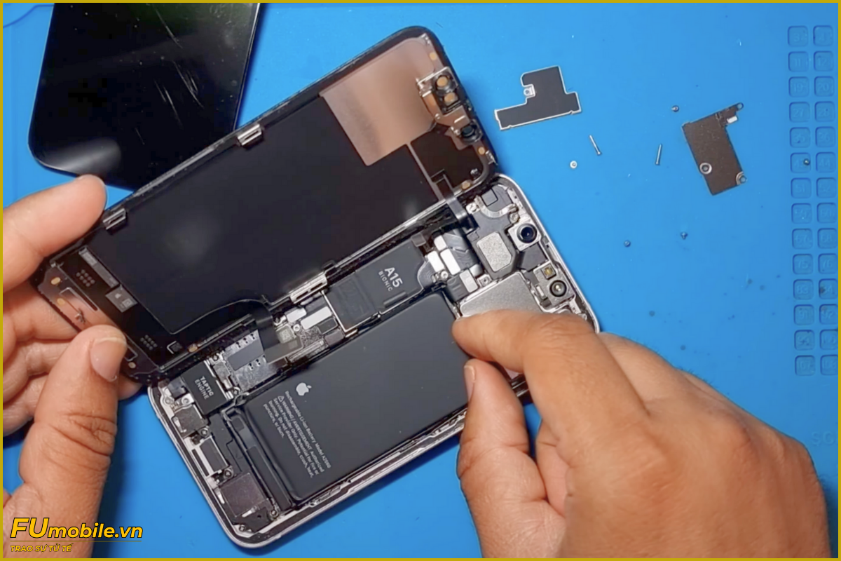 Quy trình thay màn hình iPhone 13 Mini