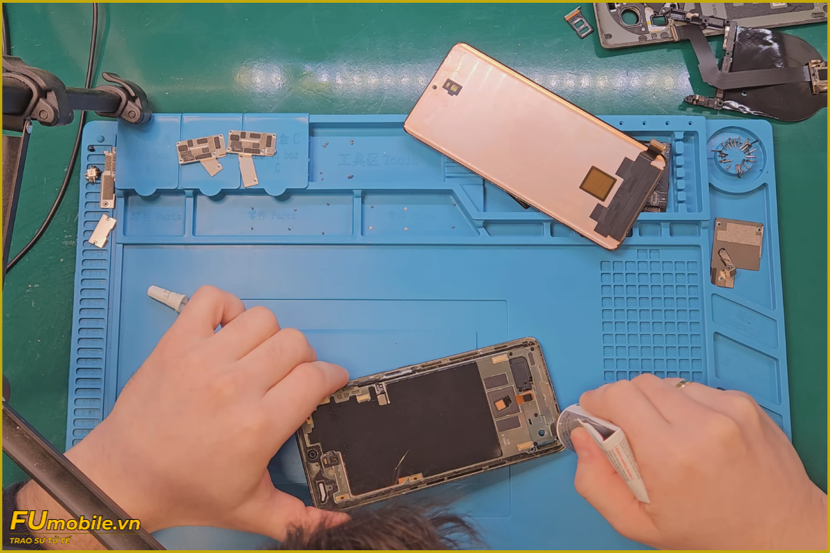 Quy trình thay màn hình Xiaomi 13 Ultra