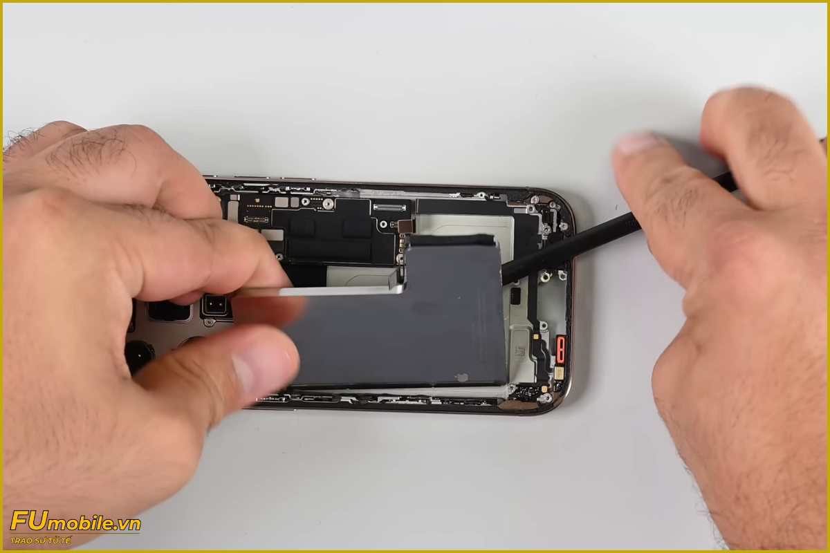 Quy trình thay pin iPhone 16 Pro Max