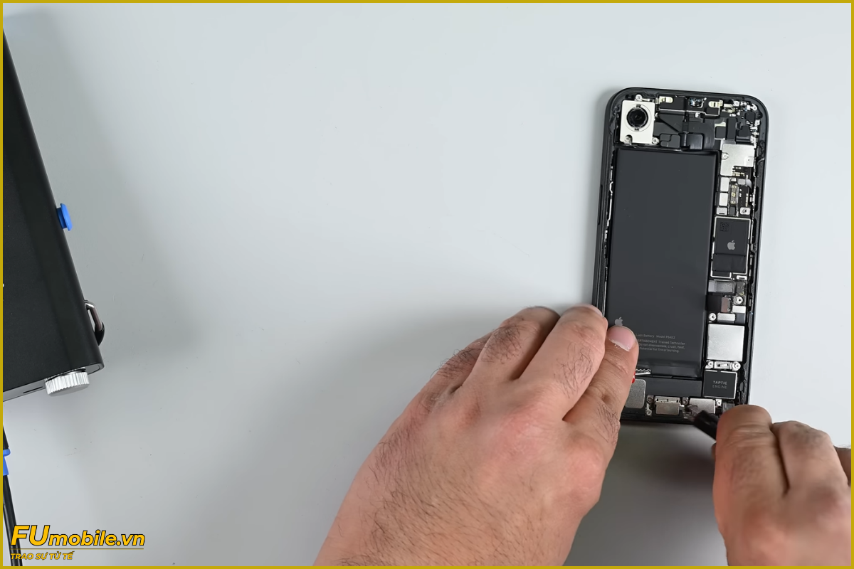 Quy trình thay pin iPhone 16e