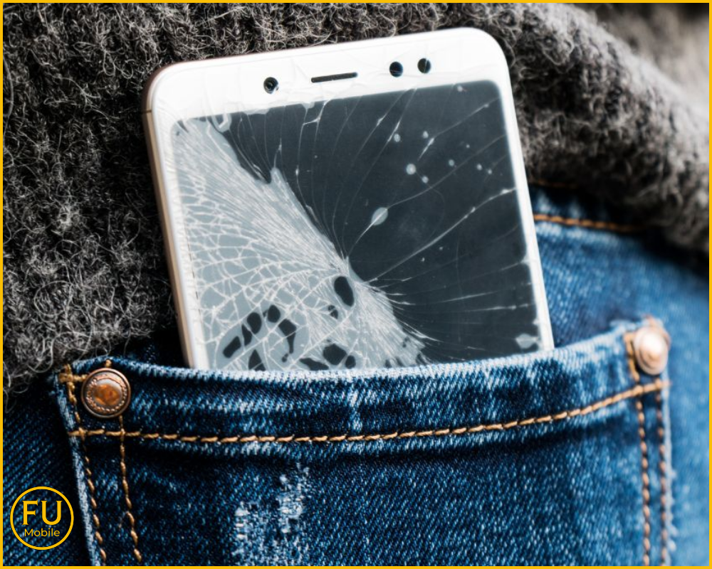 Túi quần chật ép lên màn hình khi di chuyển hoặc ngồi xuống có thể làm tách lớp kính vừa ép