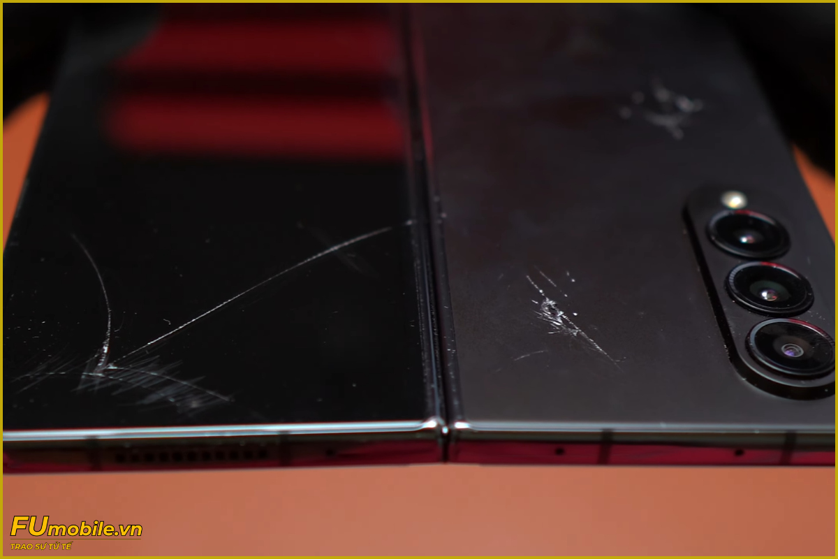 Samsung Z Fold 4 nứt bể mặt kính cần thay mới
