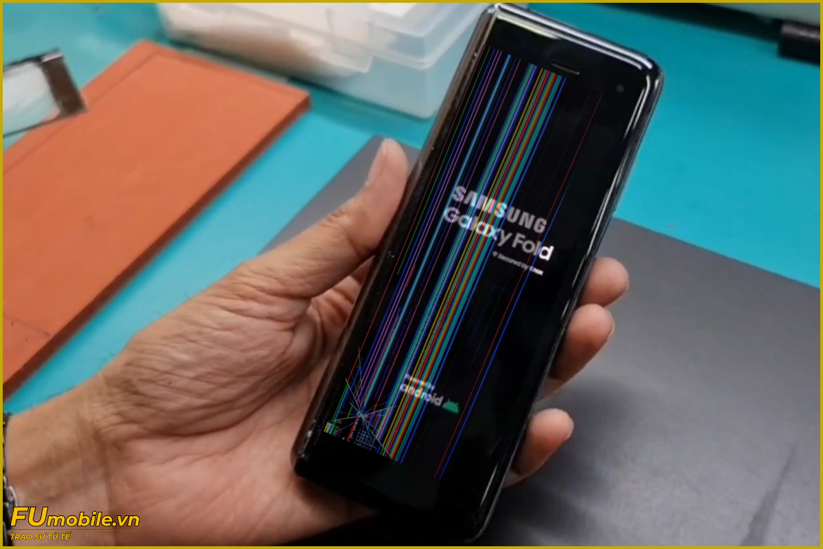 Samsung Z Fold bị hư màn hình cần thay mới