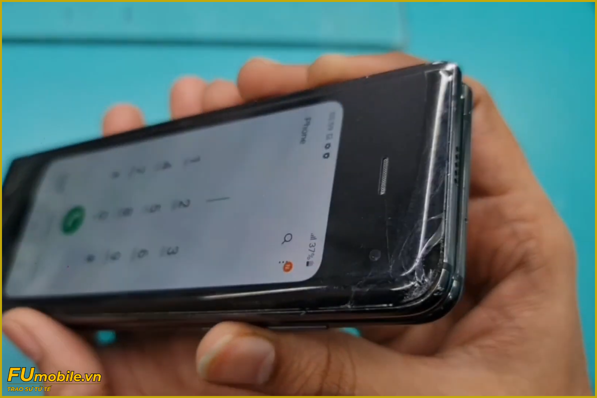 Samsung Z Fold nứt bể mặt kính cần thay mới